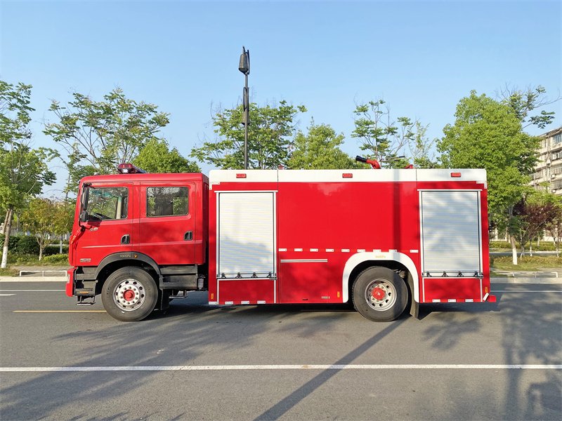 🚒 消防车大揭秘：城市里的"红色守护神"到底有多硬核？